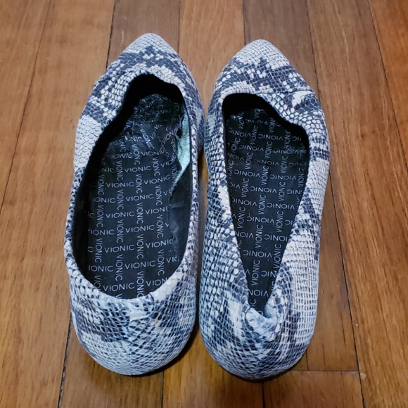 Vionic "Caballo" Leather Flats - Picture 3 of 5